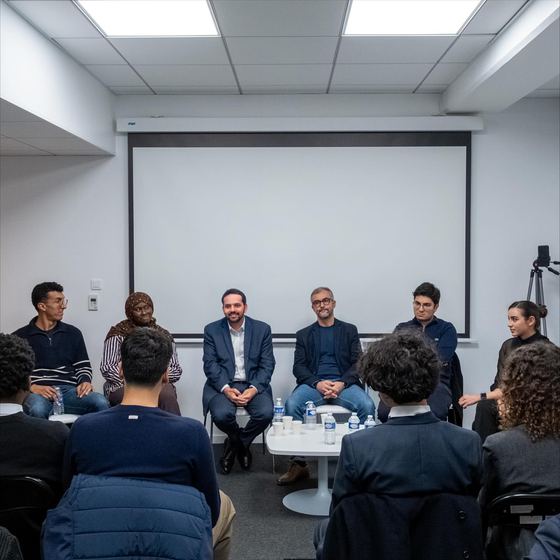 Table ronde devant les membres du réseau